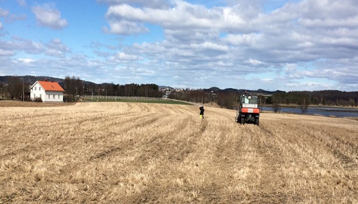 Foto av jordet under tresking