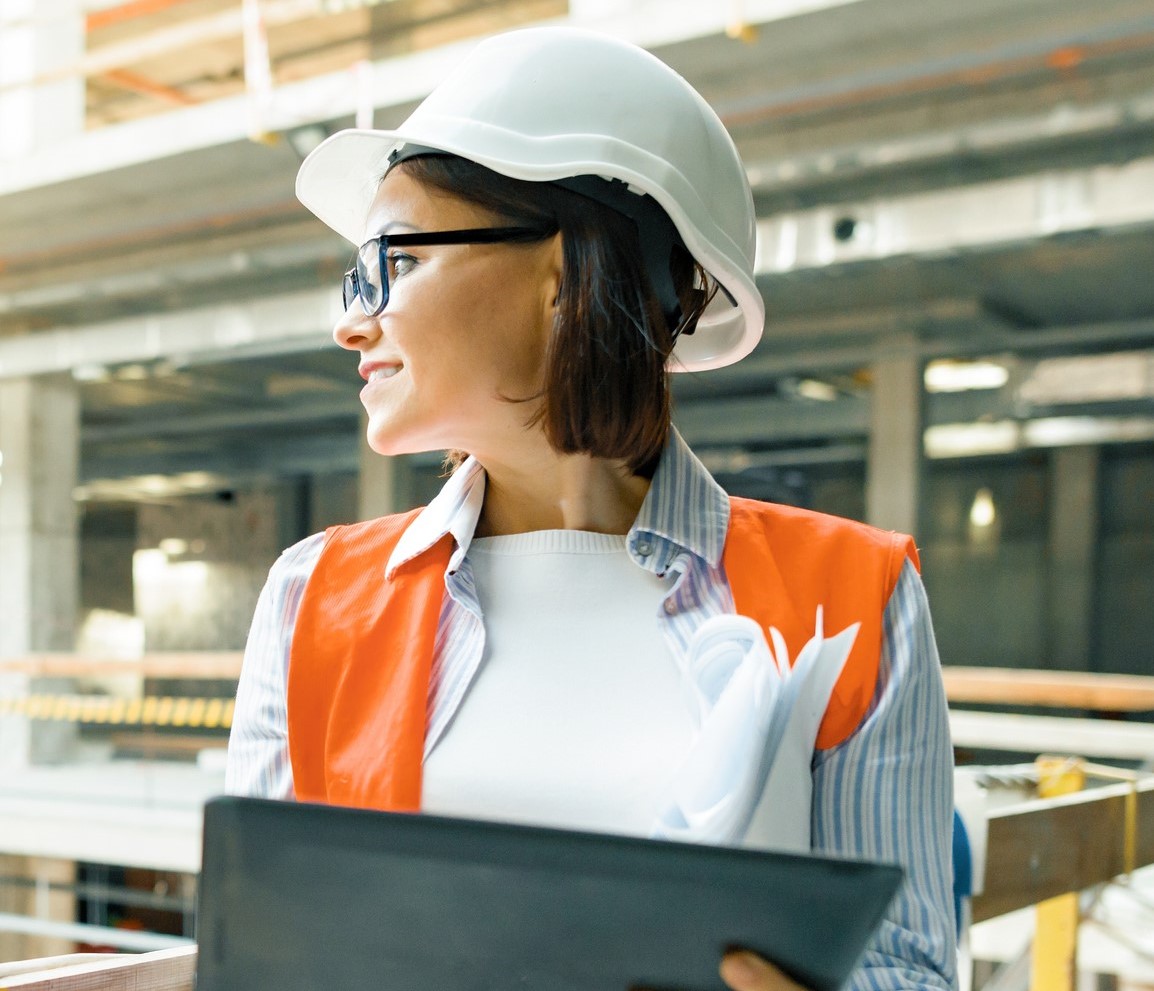 Bilde av kvinne på byggeplass