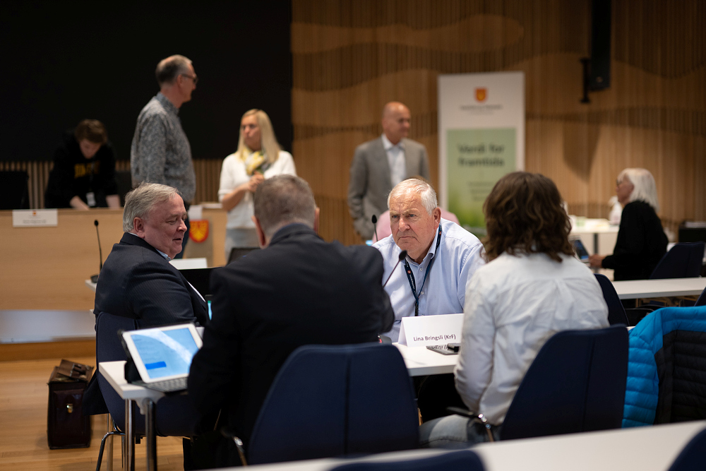 Politikere i uformell diskusjon i pause fra politisk møte.