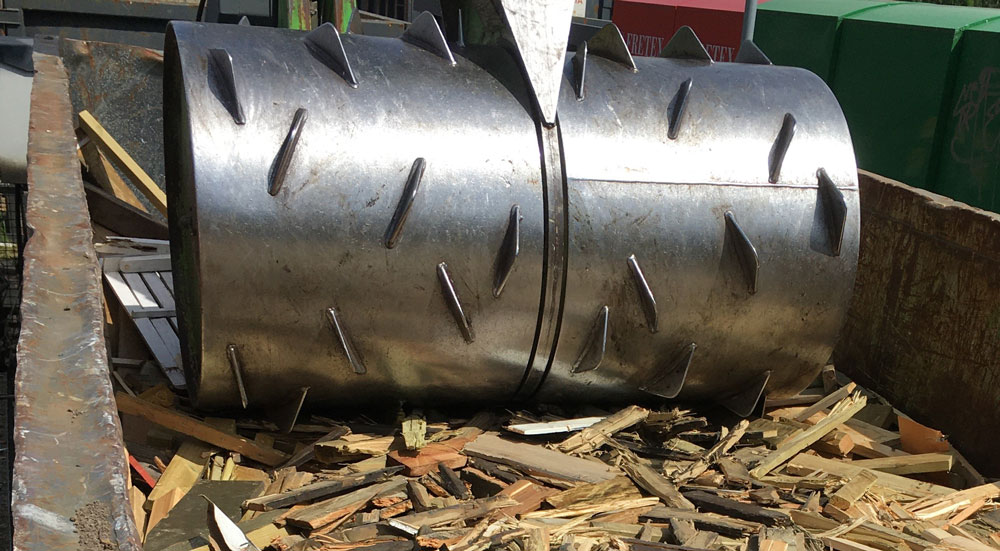 Bilde av treverk som blir knust