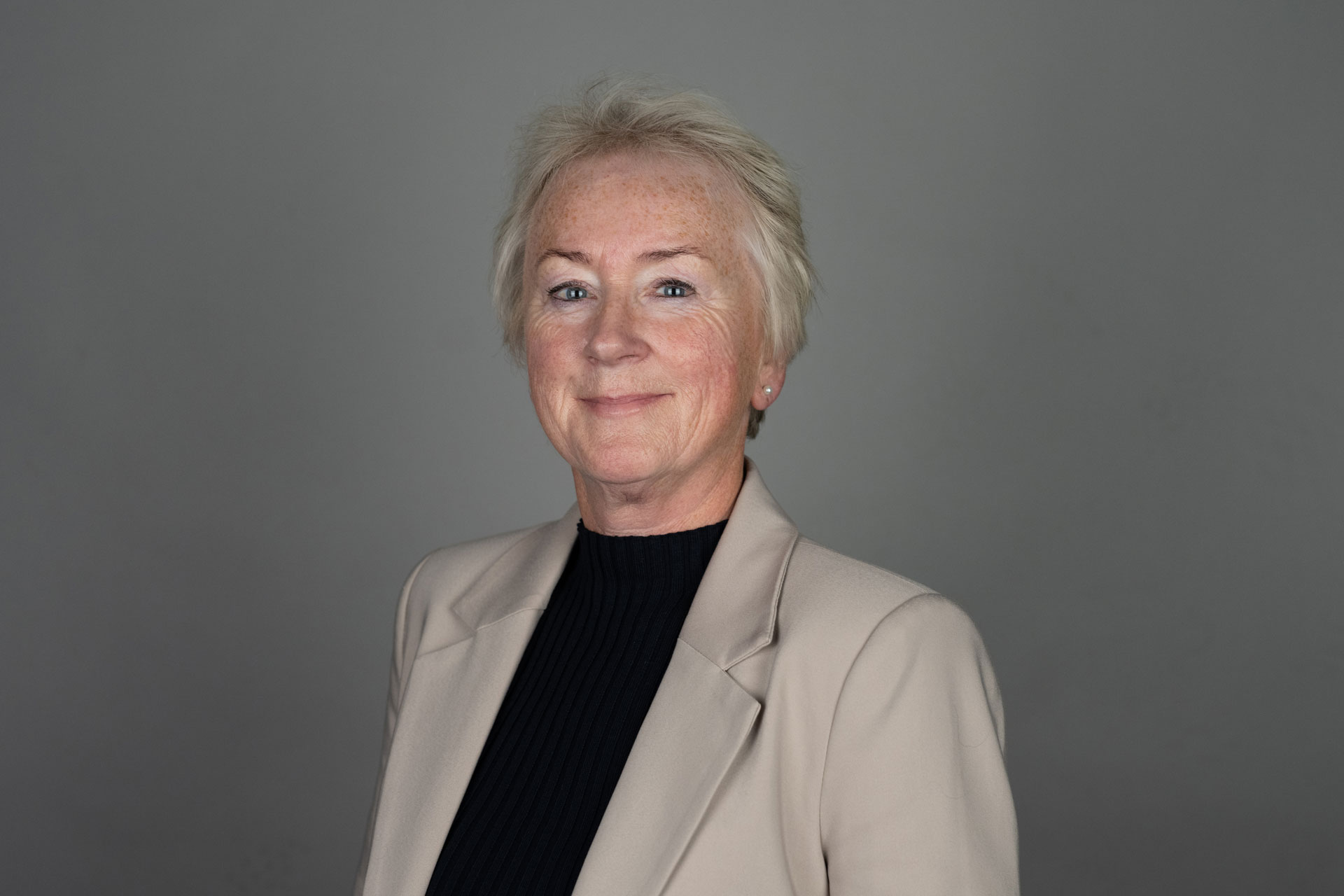 Kvinne med grå bakgrunn