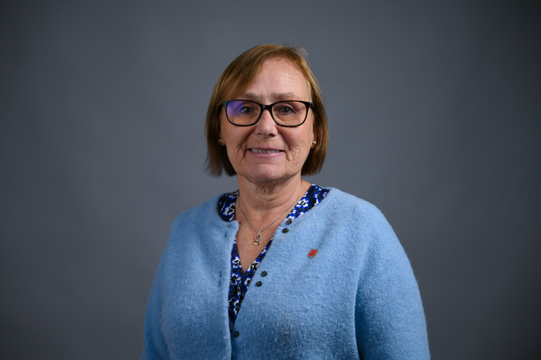 Portrett av dame med grå bakgrunn. Foto: Anders Palmer Holmen