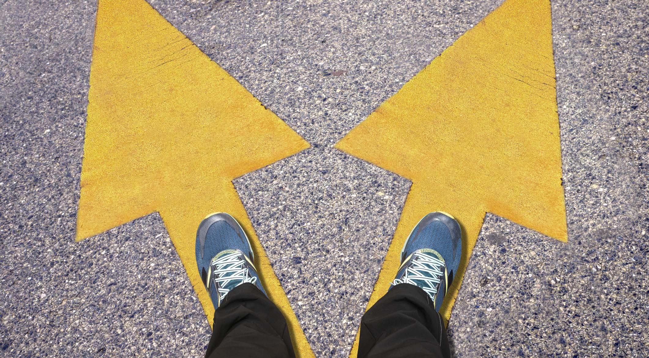 Bilde av to gule piler i asfalten