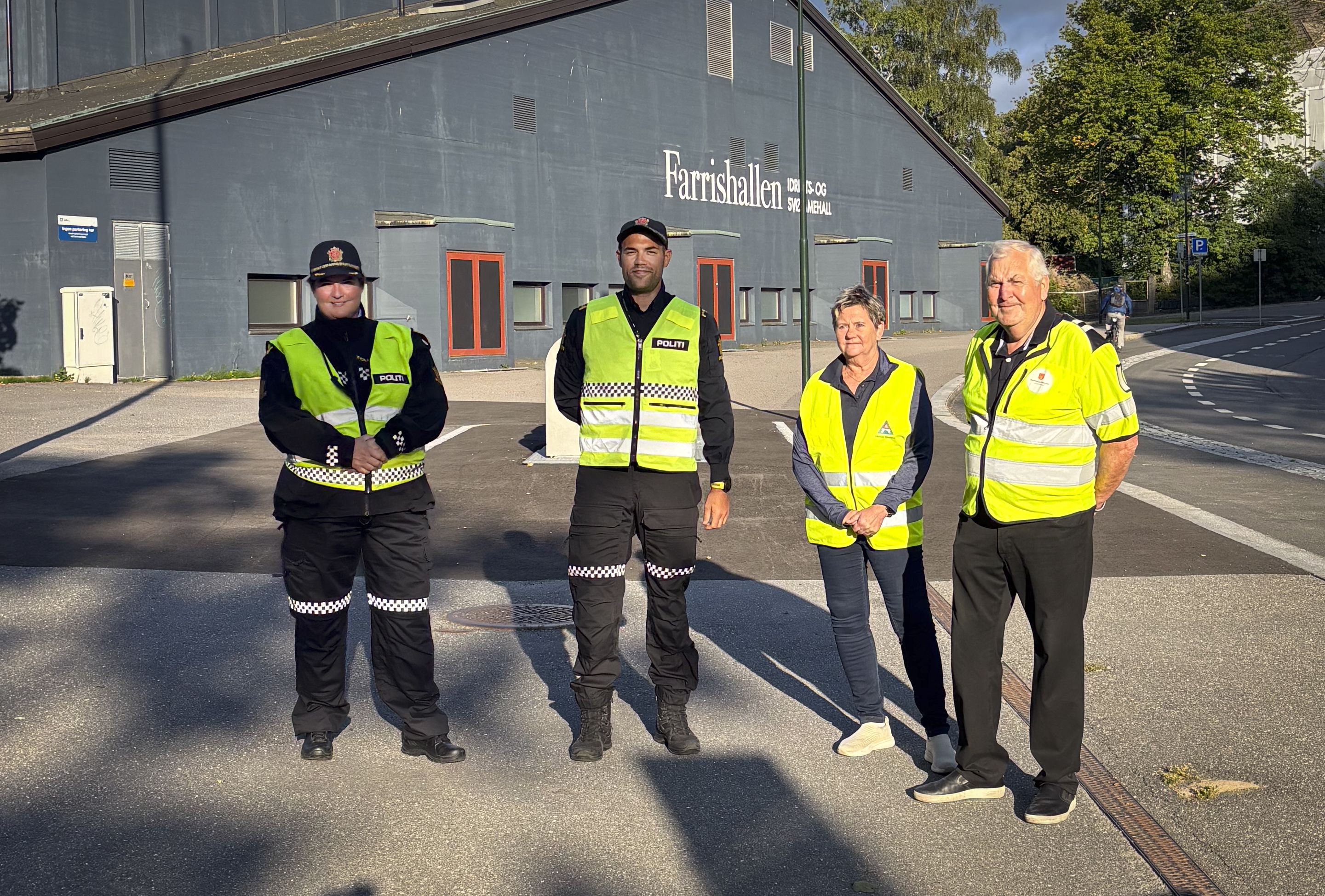 Utrykningspolitiet representert med Karin Walin og Adrian Hegge sammen med regionsleder i Trygg Trafikk Unni Knutli og utvalgsleder for samferdsel Knut Anvik utenfor Mesterfjellet skole i Larvik.