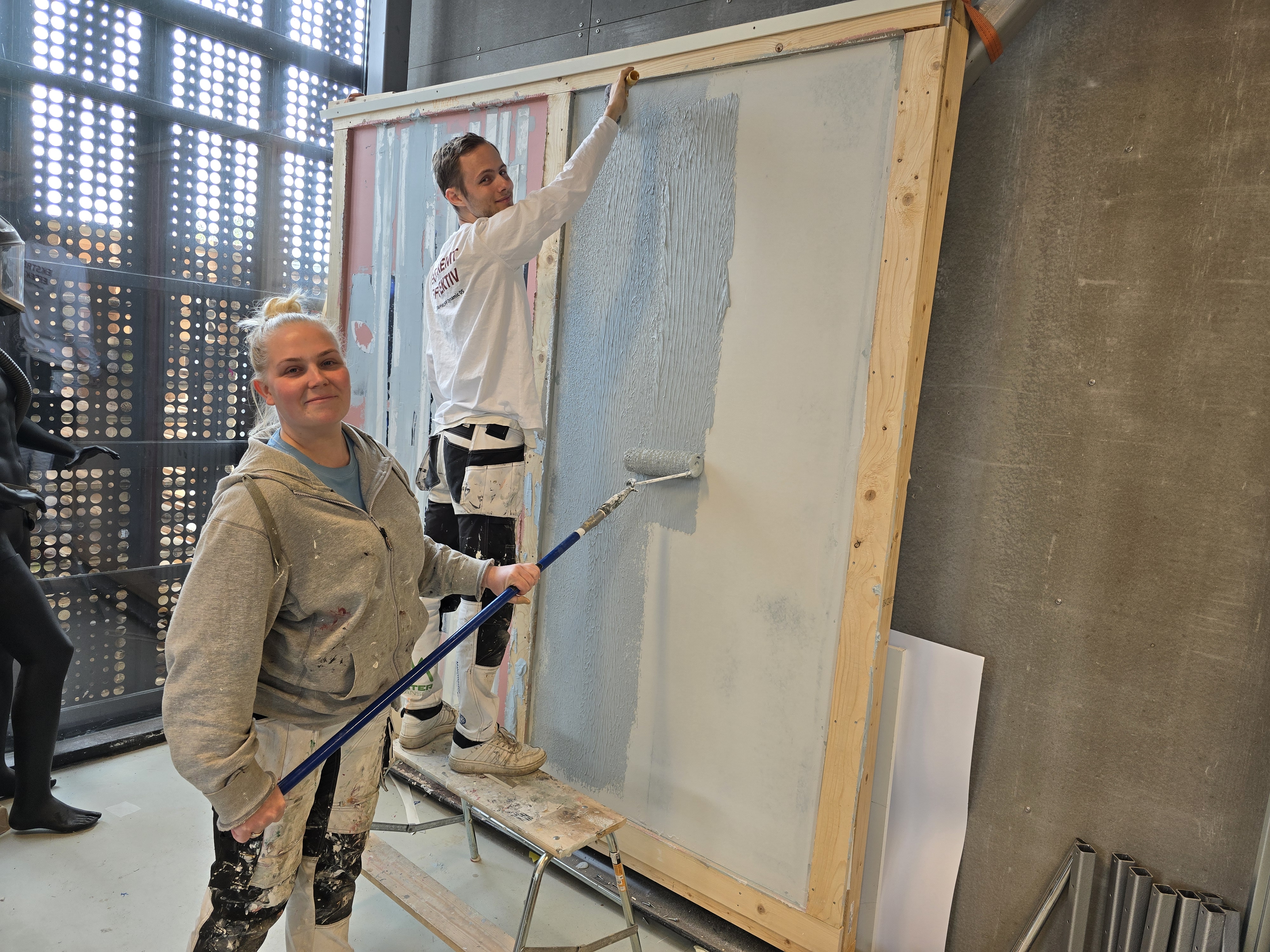 Chrlotte og Lars Andre maler og smiler inn i kameraet.