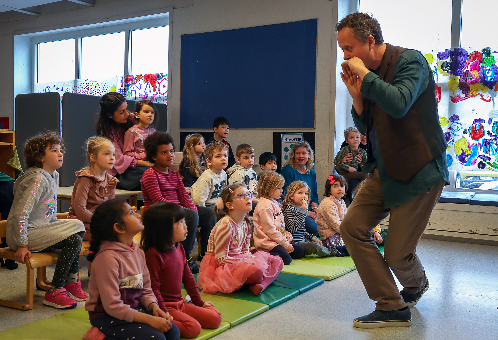 Skuespiller har forestilling for barnehagebarn