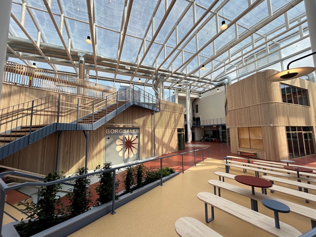 Borggården i dagslys.