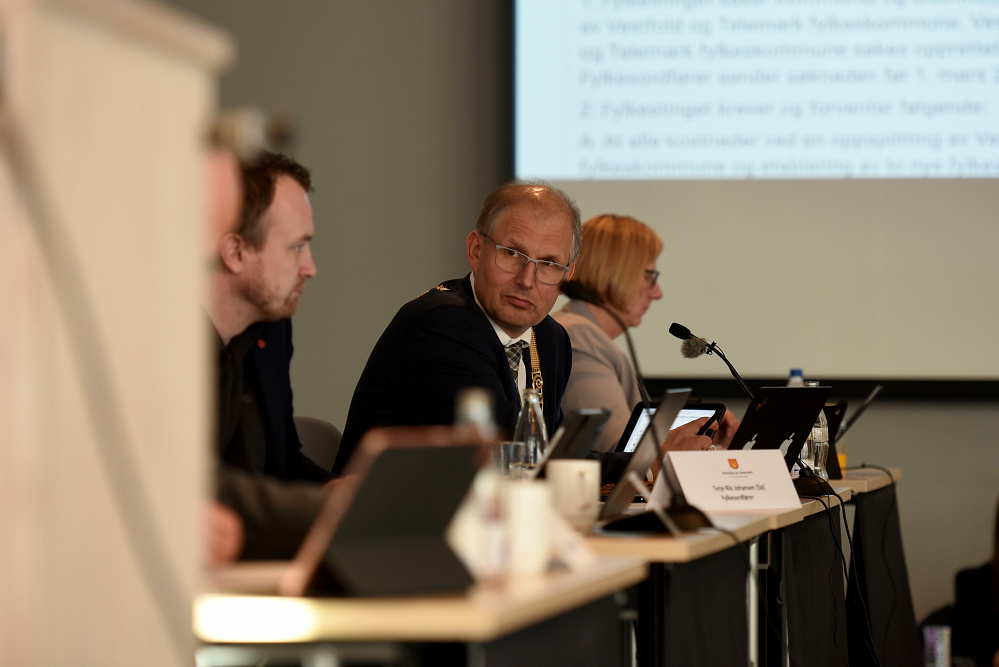 Fylkesordfører i møte