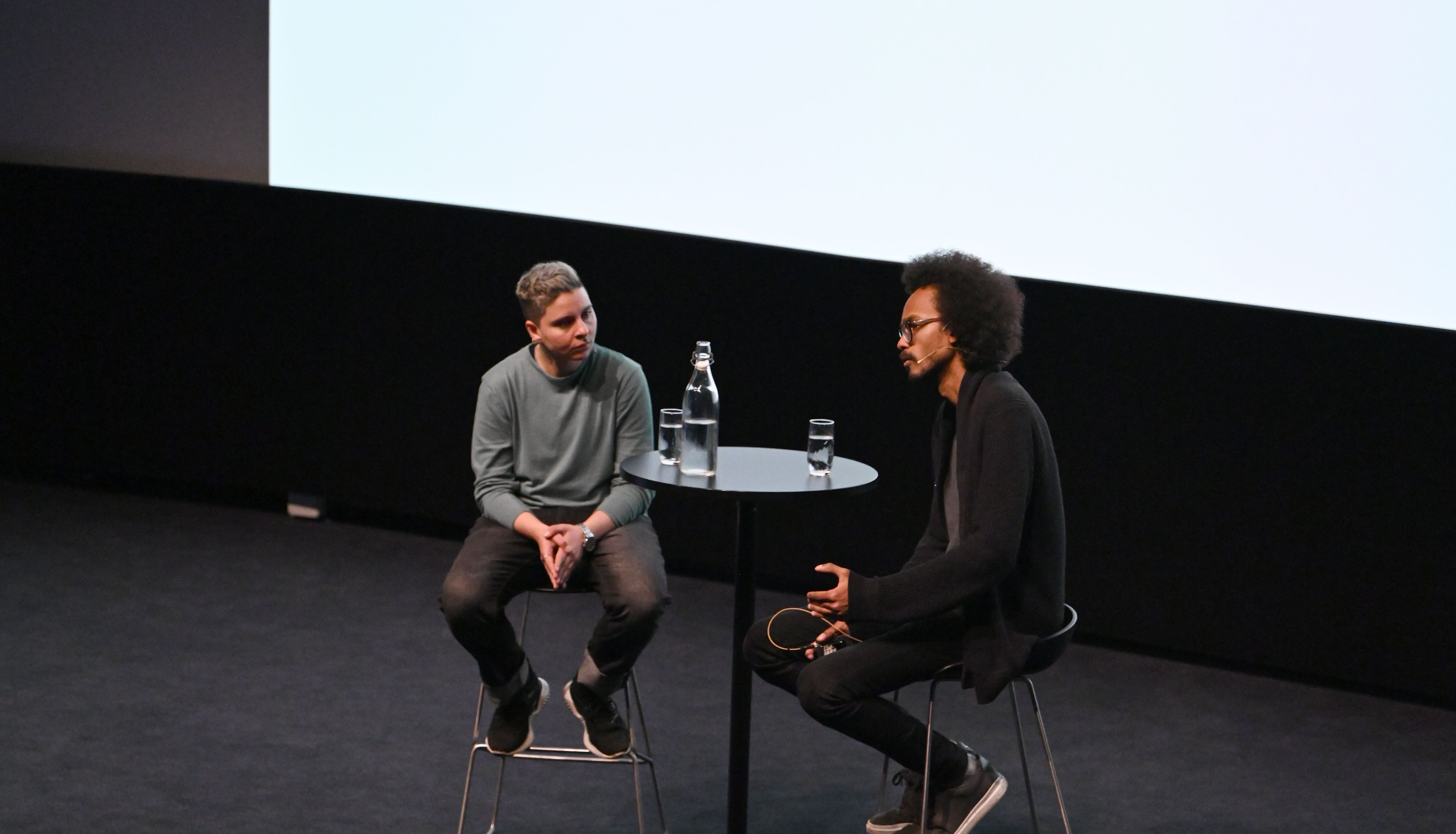 Festivalforfatter Wesam Almadani samtaler med filmregissør Ibrahim Mursal før visning av filmen han, Kunsten å leve syndig.