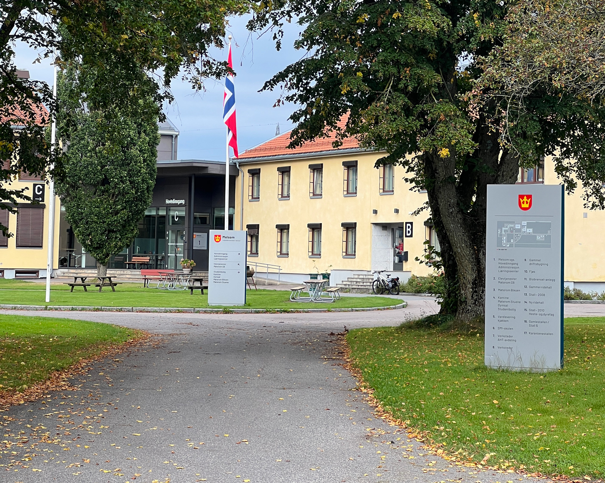 Skolebygning med trær foran