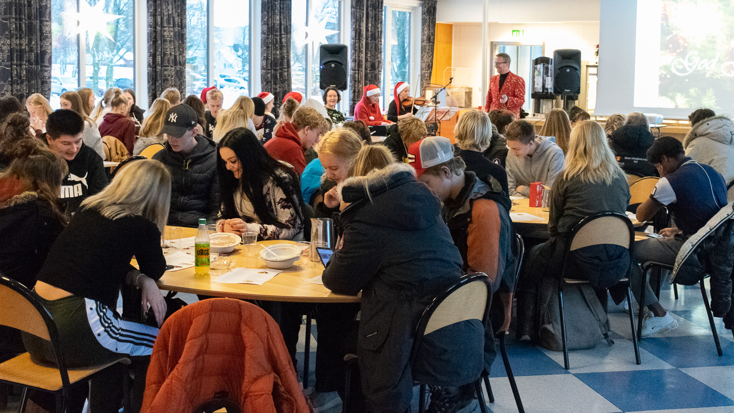 Elever spiser grøt i kantina