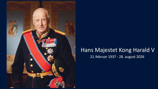 Bilde av Kong Harald V i galauniform.