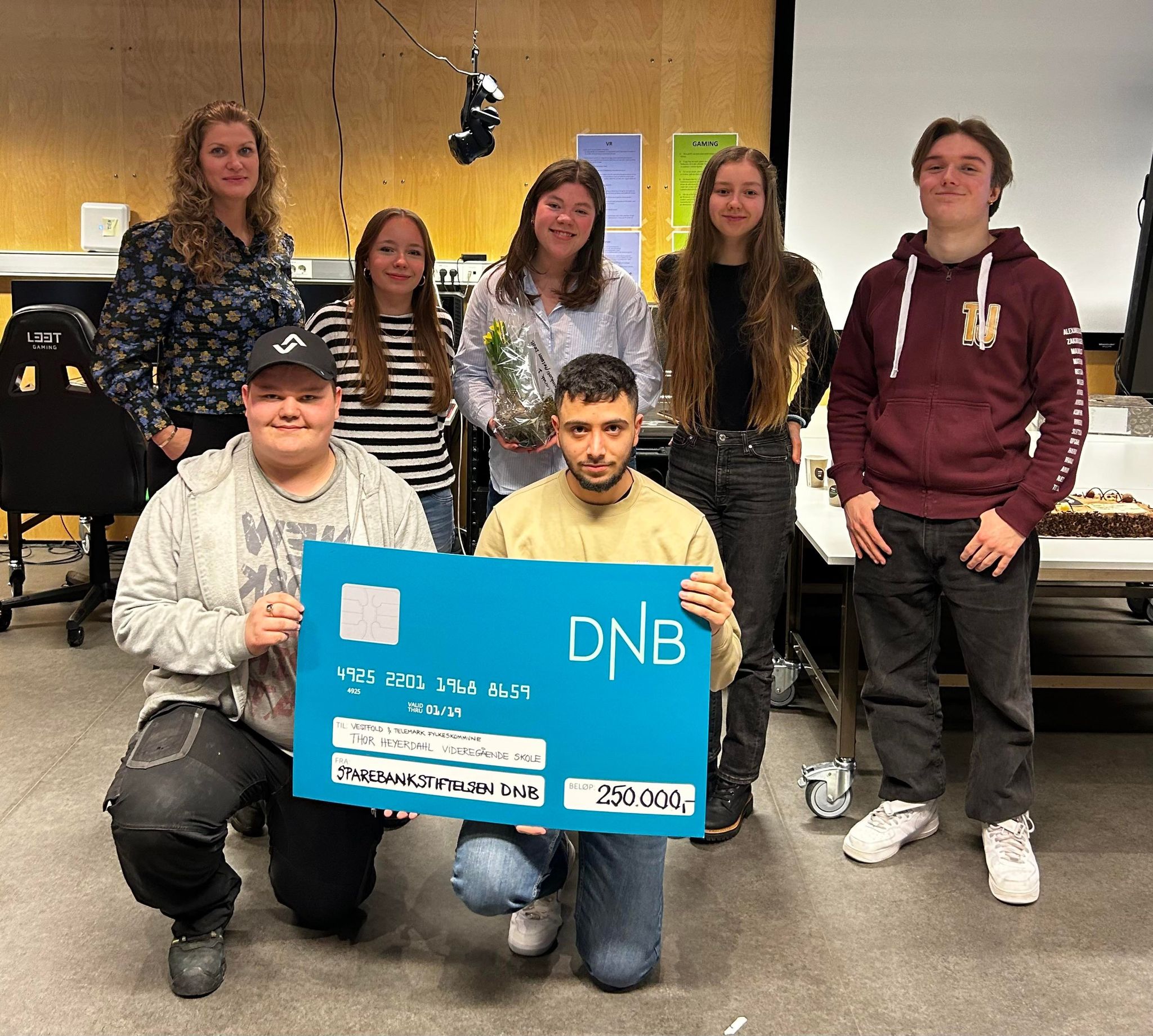 Elevrådet mottar en sjekk på 250 000kr