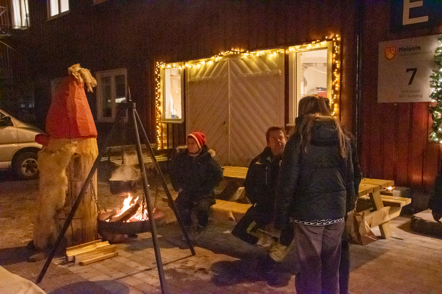 Lærere og elever rundt en bålpanne utendørs