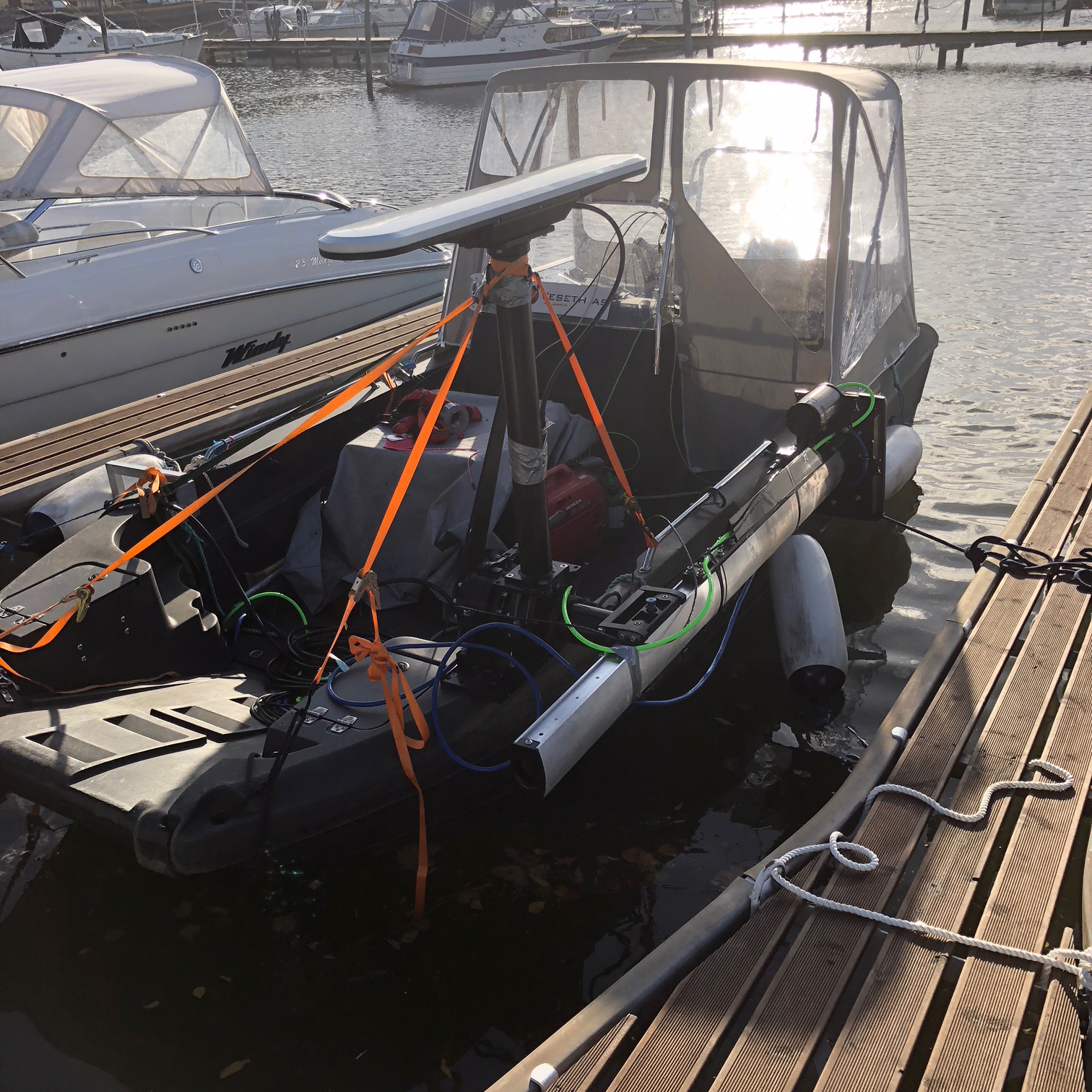 Foto av båt med scanenutsyr for sjøbunn