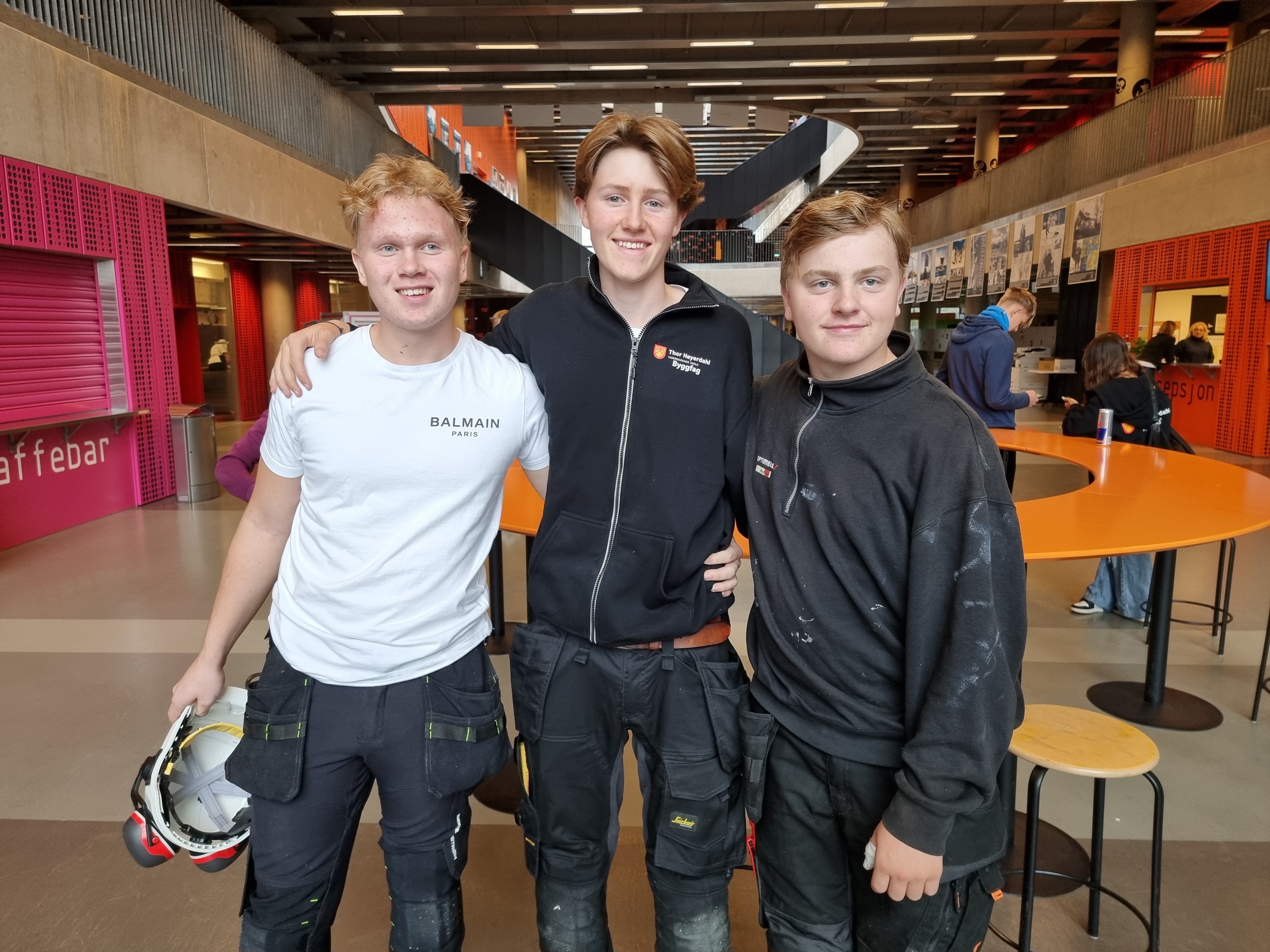Nikolai Åsvang-Olsen, Mathias Haukøya Amundse og Abel Krogstad Karterud stortrives på bygg- og anleggsteknikk. Foto: Ellen Marie Skjefstad