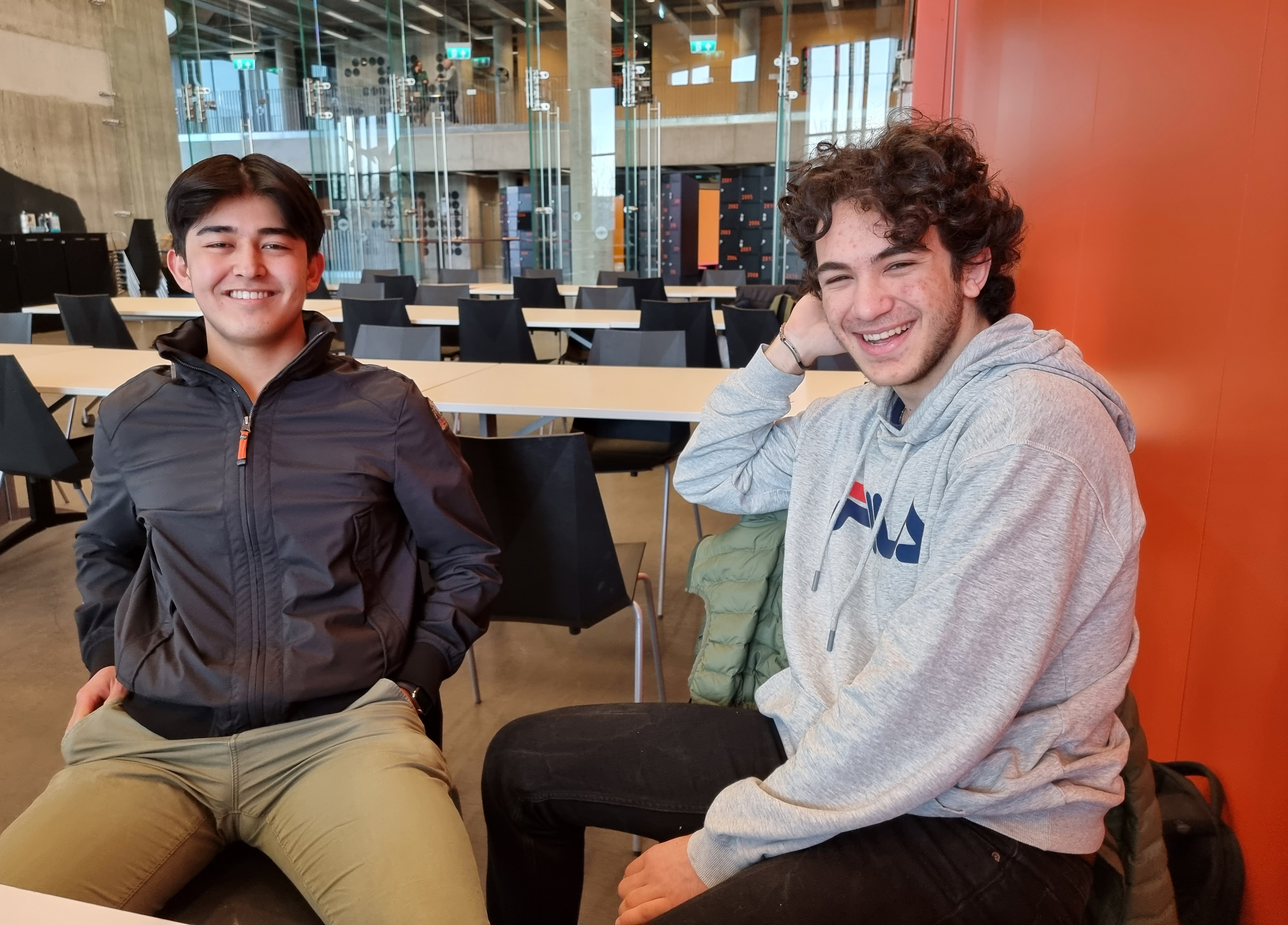 Ehsan Mohammad Ehsani (t.v) og Yousef Khoury gleder seg til å lære enda mer biologi og astronomi.