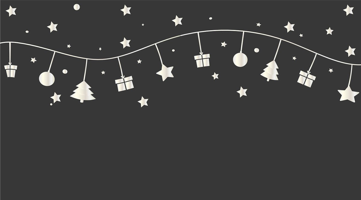 Girlander med juletrær og julepynt som henger i tråder.