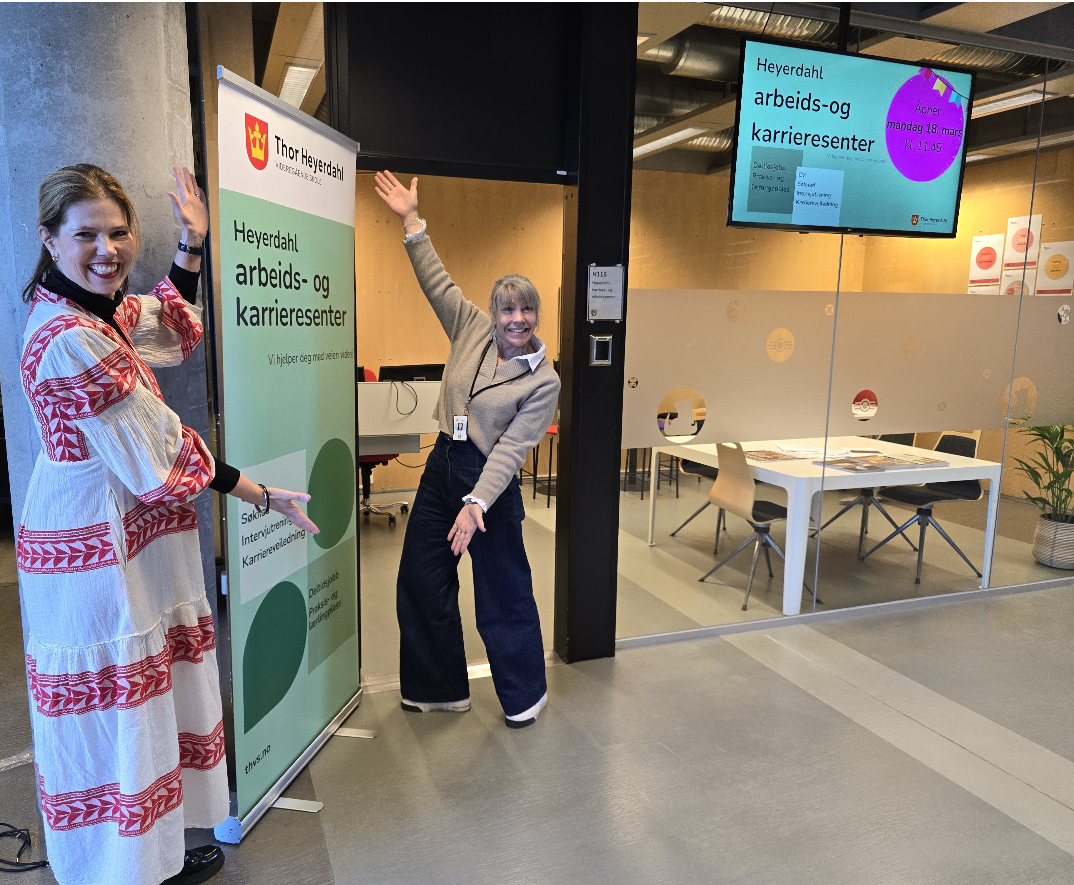 Utenfor senteret, Monica og Kristin viser frem.