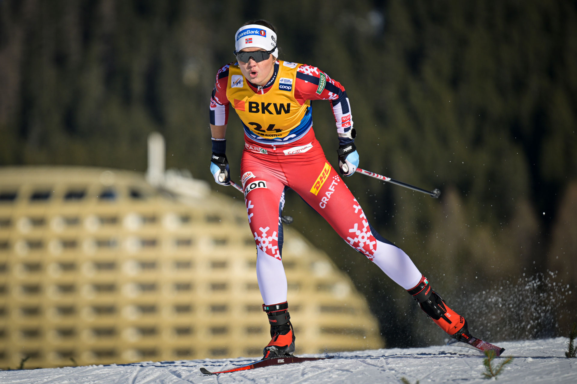 Ung kvinnelig skiløper i norsk drakt