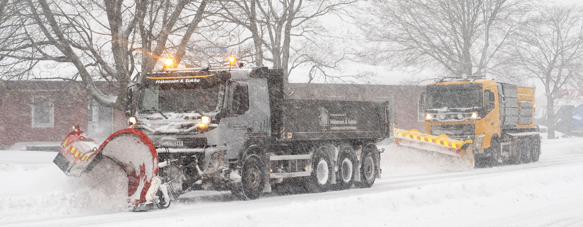 To brøytebiler på vei