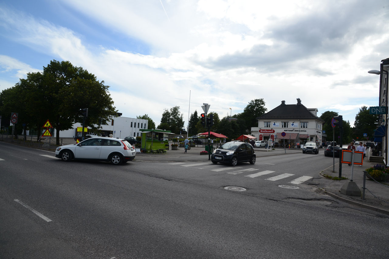 Foto av Teie torg med biler i krysset