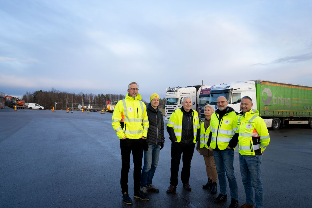 Gruppe mennesker med gule refleksvester