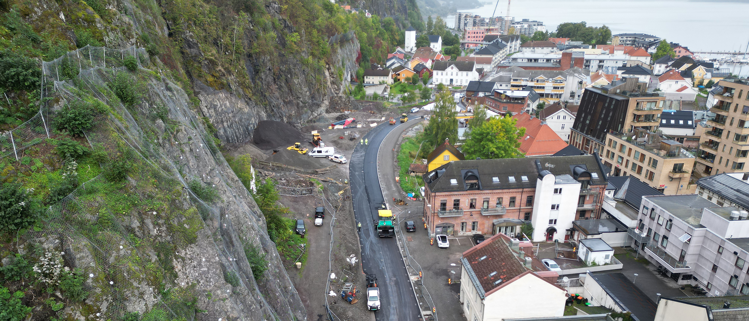 Bildet viser bærelagene med asfalt som er lagt på nordre del av den nye veien gjennom Holmestrand sentrum.