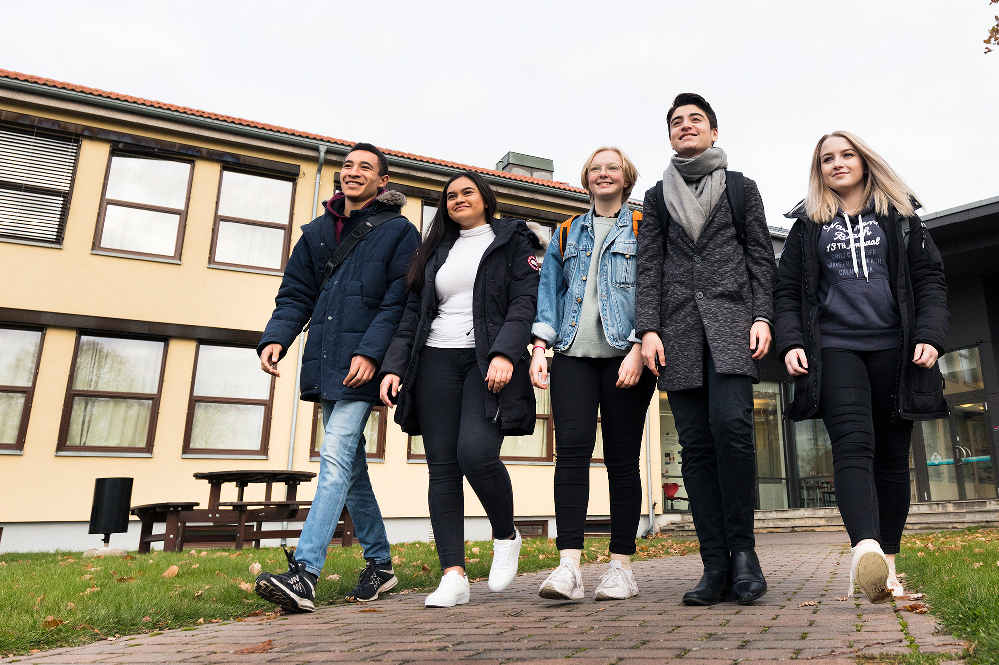 Skoleelever på plassen utenfor skolen