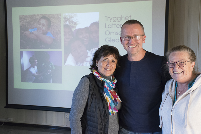 3 personer foran en projeksjon om Prosjekt Peru