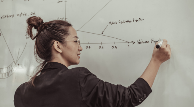 Jente som skriver på tavle