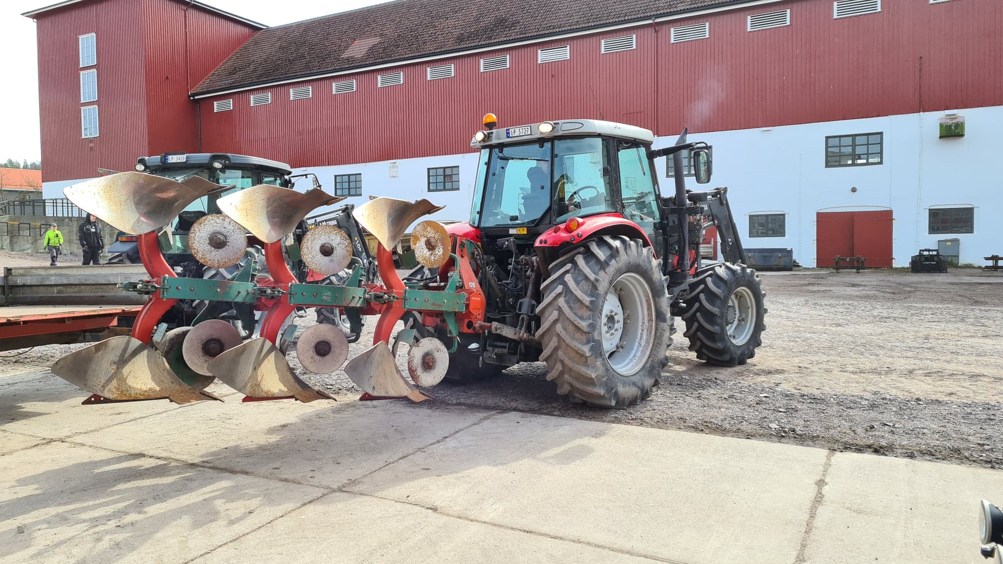 Traktor med påmontert plog