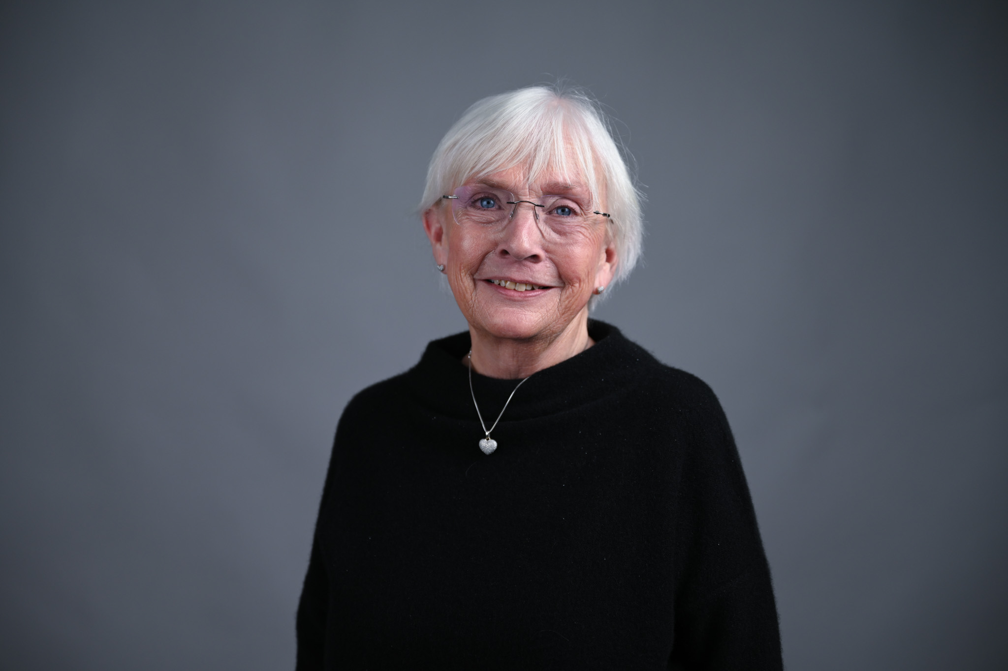Portrett av dame med grå bakgrunn. Foto: Anders Palmer Holmen