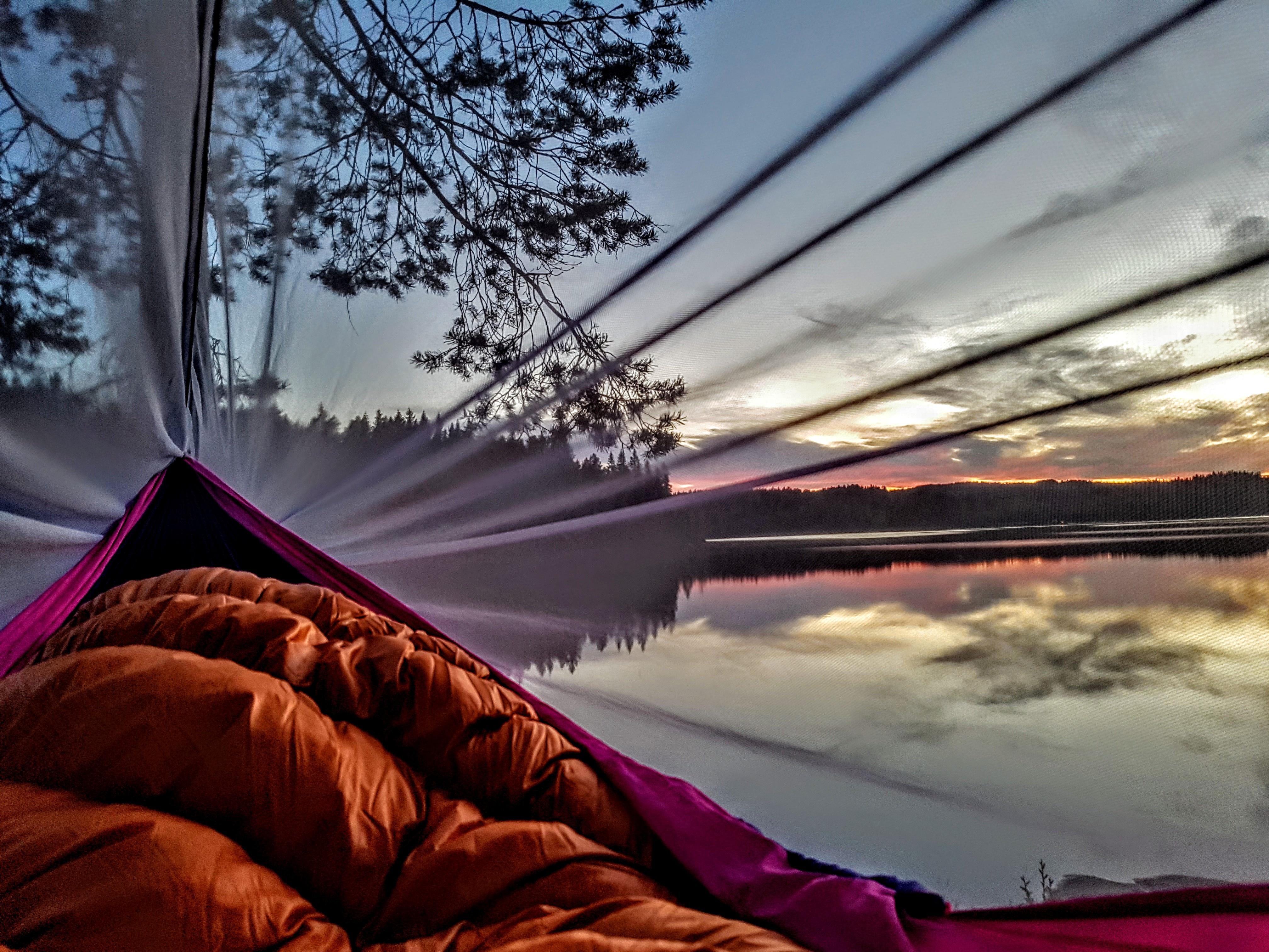 Hengekøye med utsikt til vann