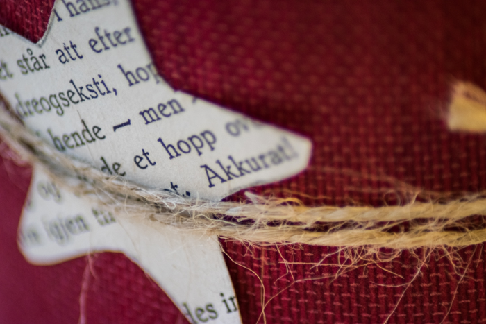 Stjerne med tekst, jutebånd og rød strie