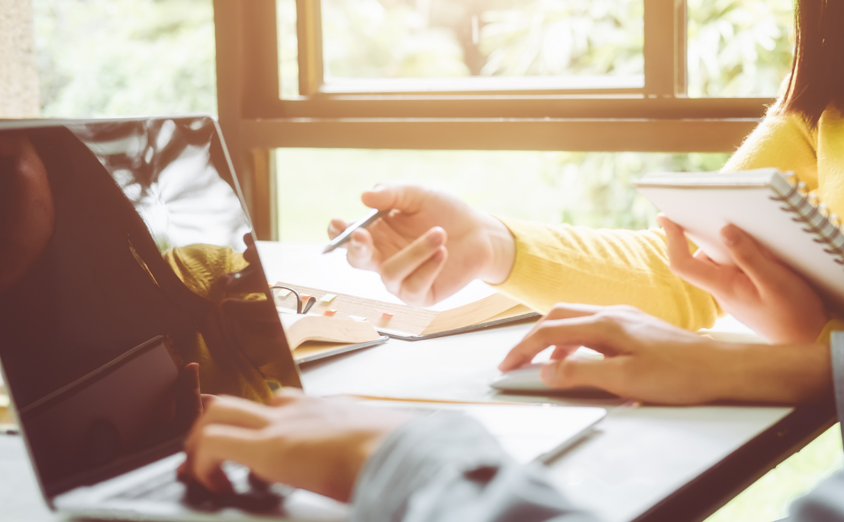 Illustrasjonsbilde av to som arbeider med pc og penn og papir