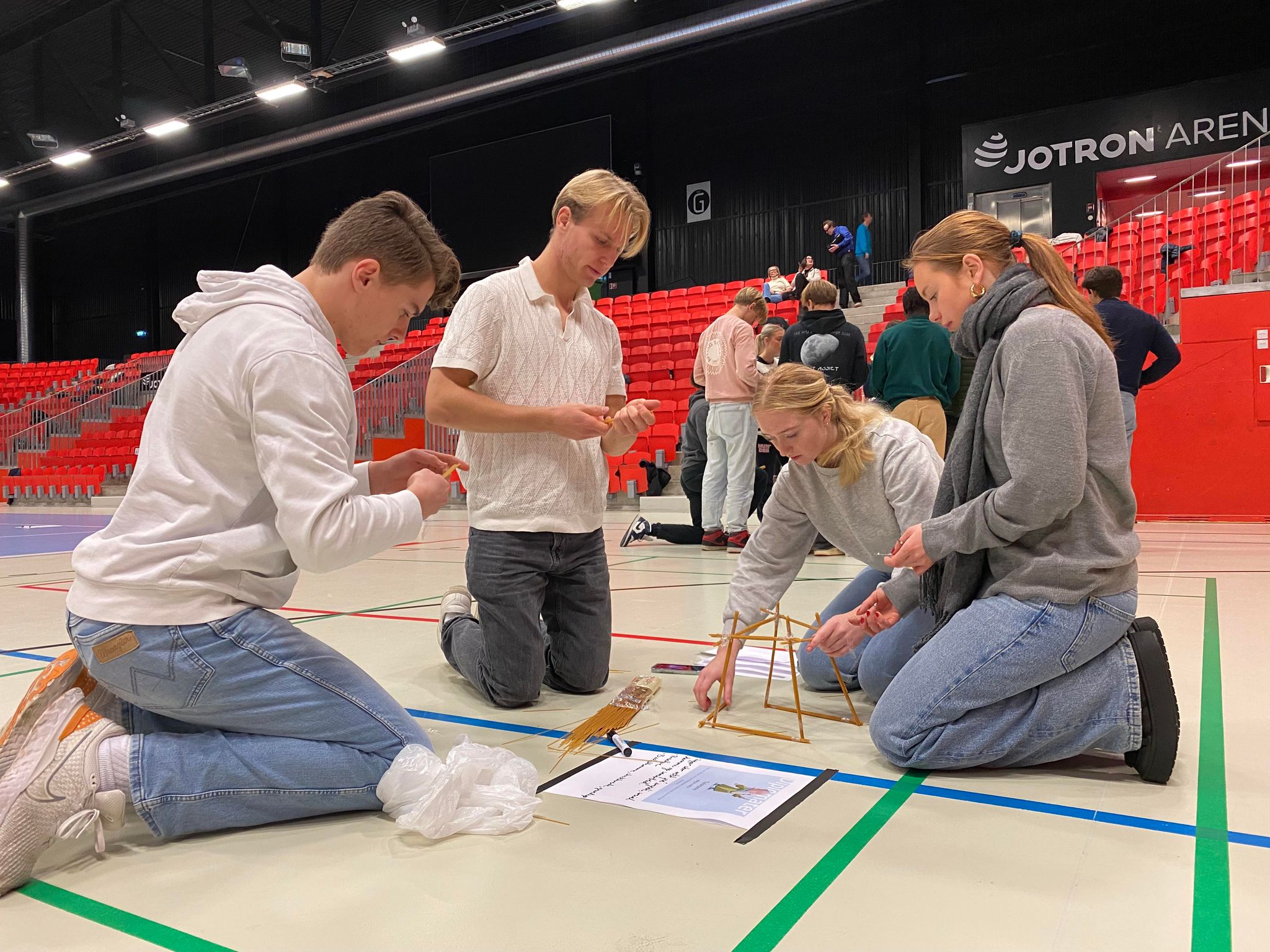 Fire elever samarbeider om en prosjekt