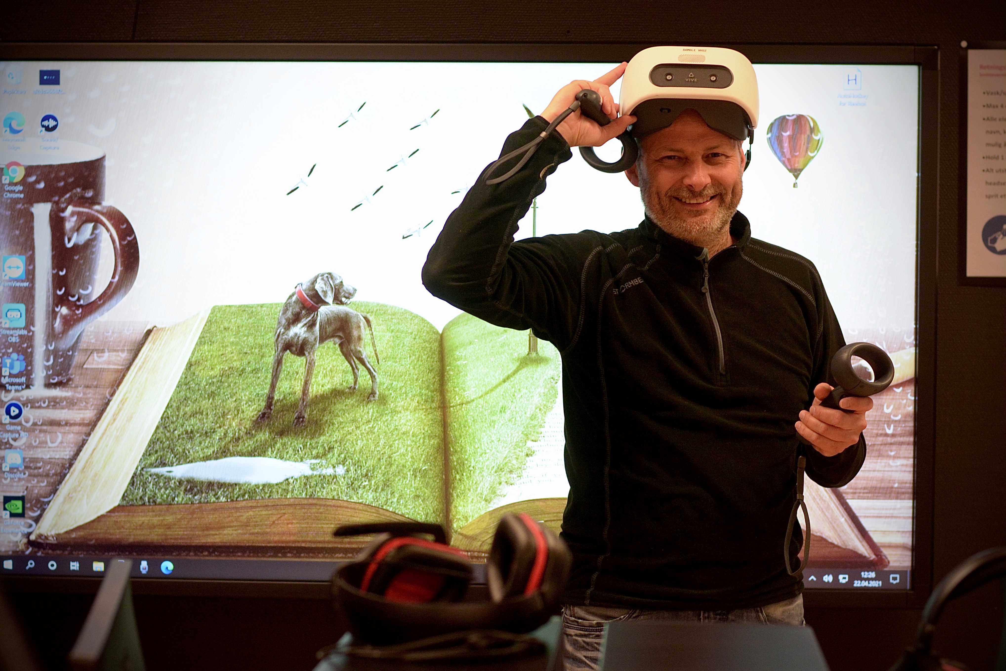 Bilde av lærer med VR-briller