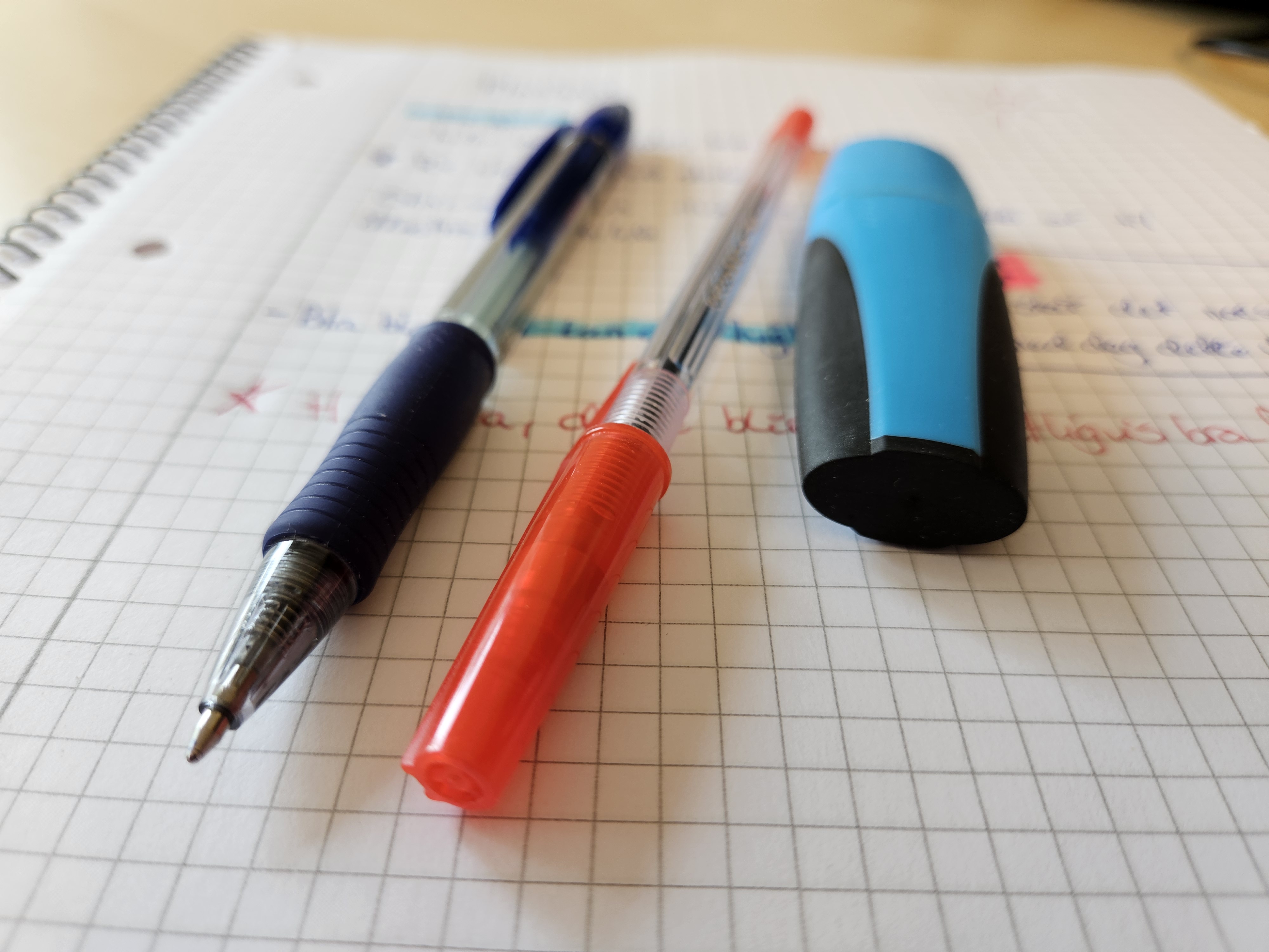 Bilde: skrivesaker på blokk