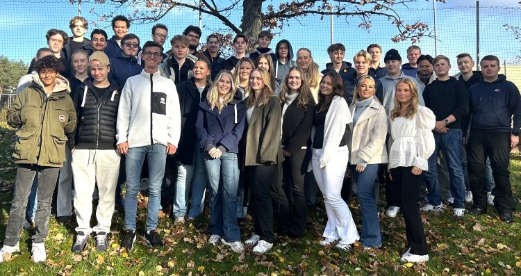 Gruppebilde av elevrådet ute