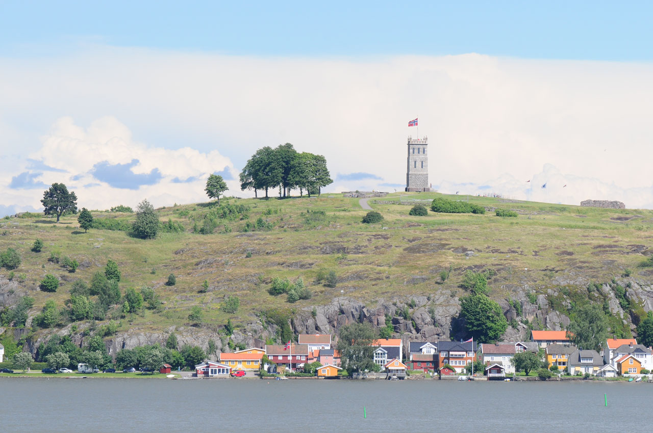Foto av Nordbyen og Slottsfjellet med Tønsbergfjorden i forgrunnen