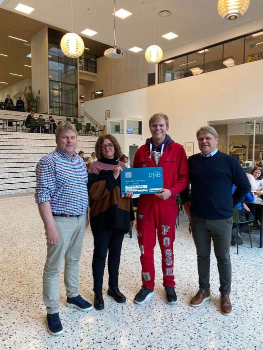 Trond Manvik, Ingjerd Beate Larsen og Svein Inge Styve Prosjekt Peru-styre, og elevrådsleder på Voss vgs, Håvard Fosse.