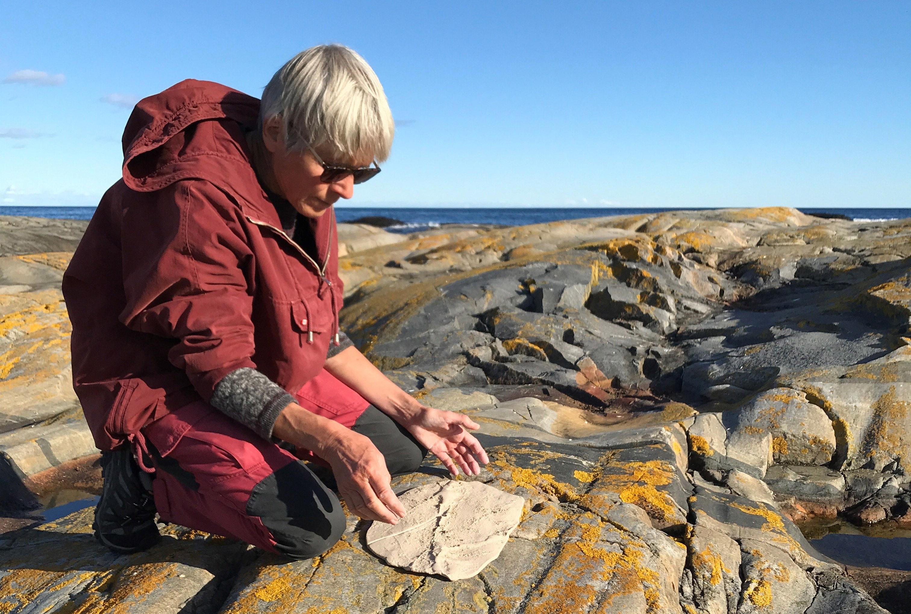 Anne Kristine Mjelva jobber med keramikk