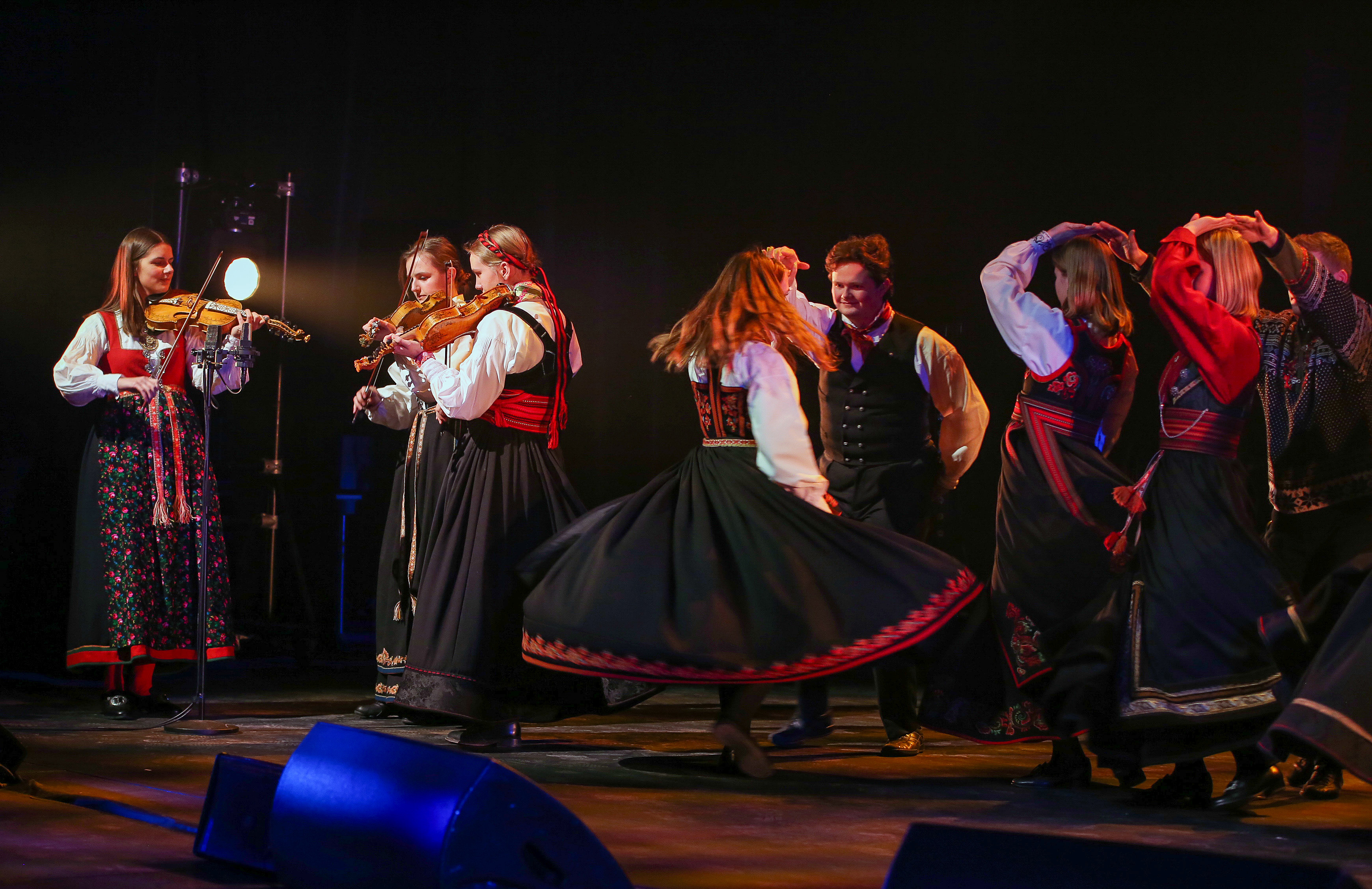 Ungdommer som spiller og danser folkemusikk