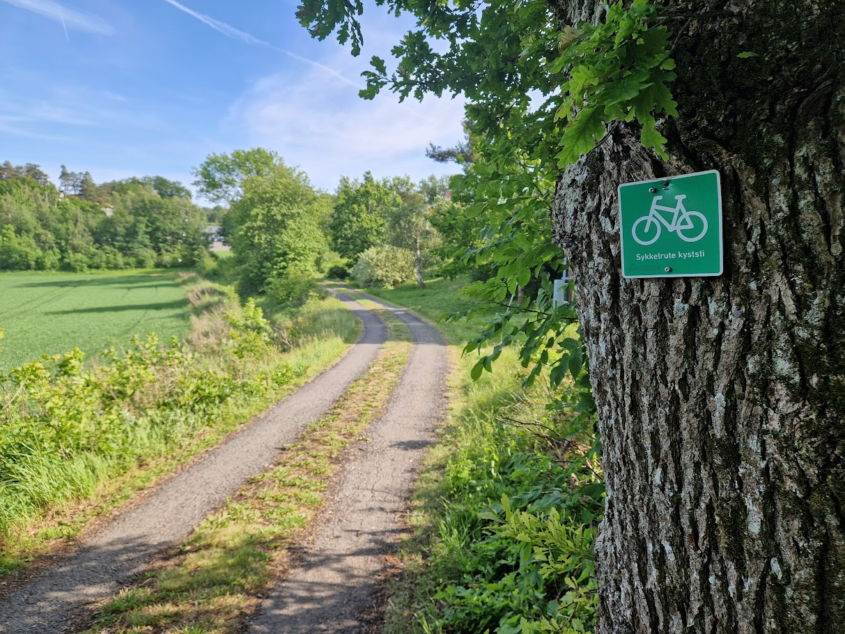 Hyttevei der det er skiltet med Sykkelrute og kyststi.