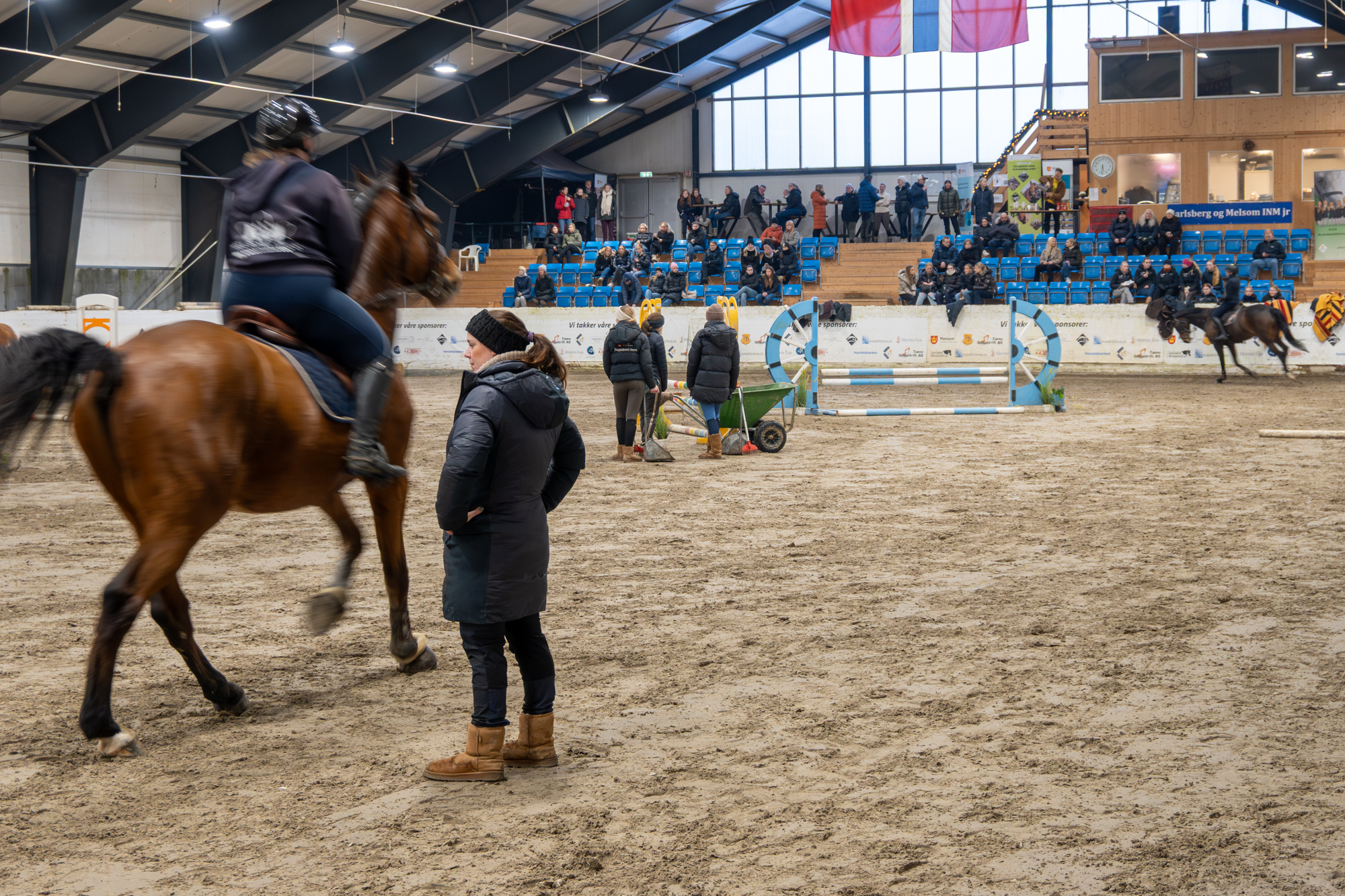 Hest og folk i ridehall