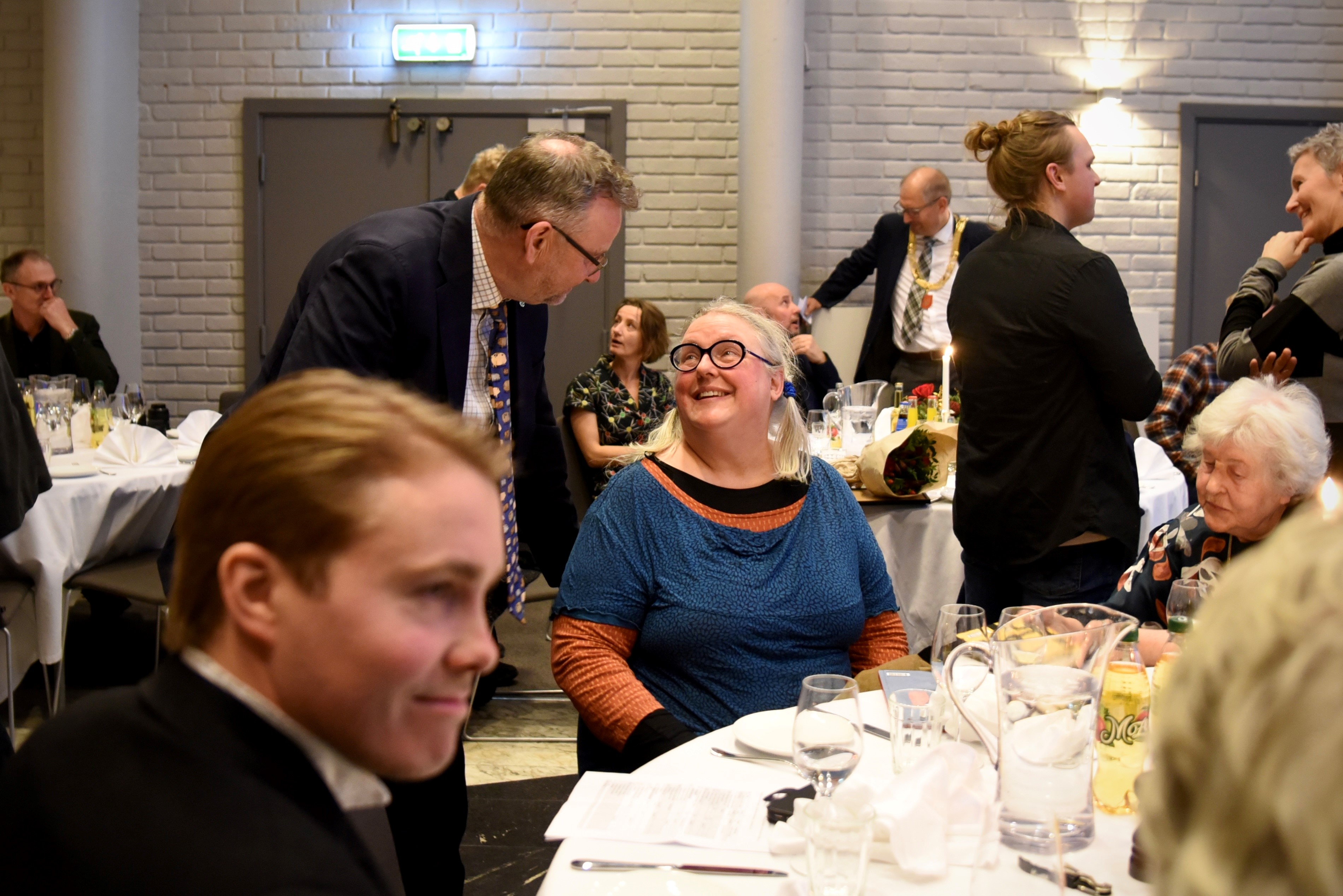 Mottaker av fylkeskulturprisen 2022, forfatter Gro Dahle, i samtale med en mann under utdelingen av prisen.