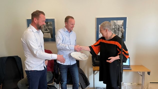 Nå kan du nominere årets lærling eller årets lærlingbedrift. I fjor var det Mustad bygg v/ Jørgen og Fredrik Mustad som fikk prisen, tildelt av Irene Bordier Haukedal fra Yrkesopplæringsnemnda. Foto: Ivar Sætre, LO.