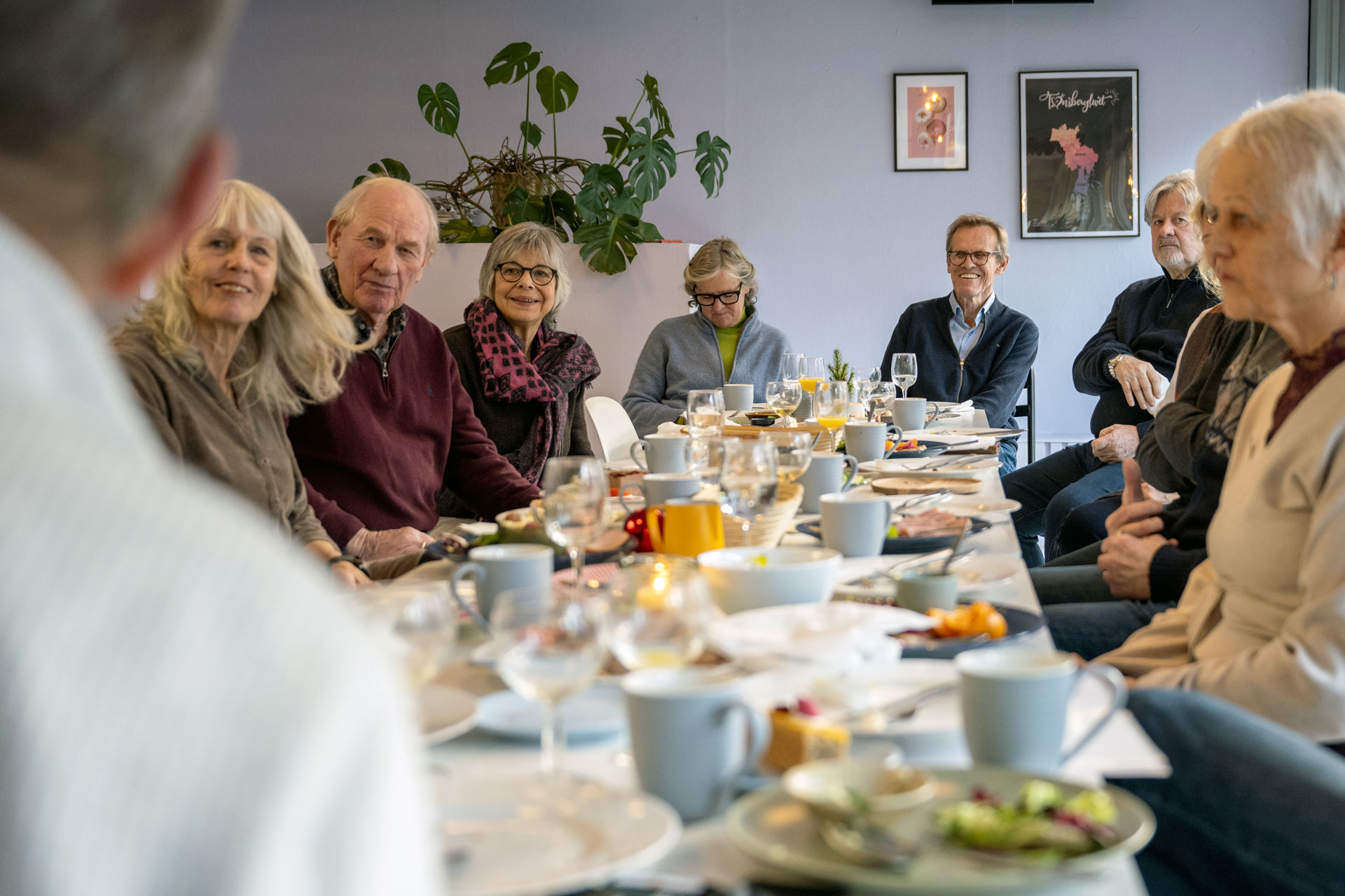 Mange mennesker rundt et bord