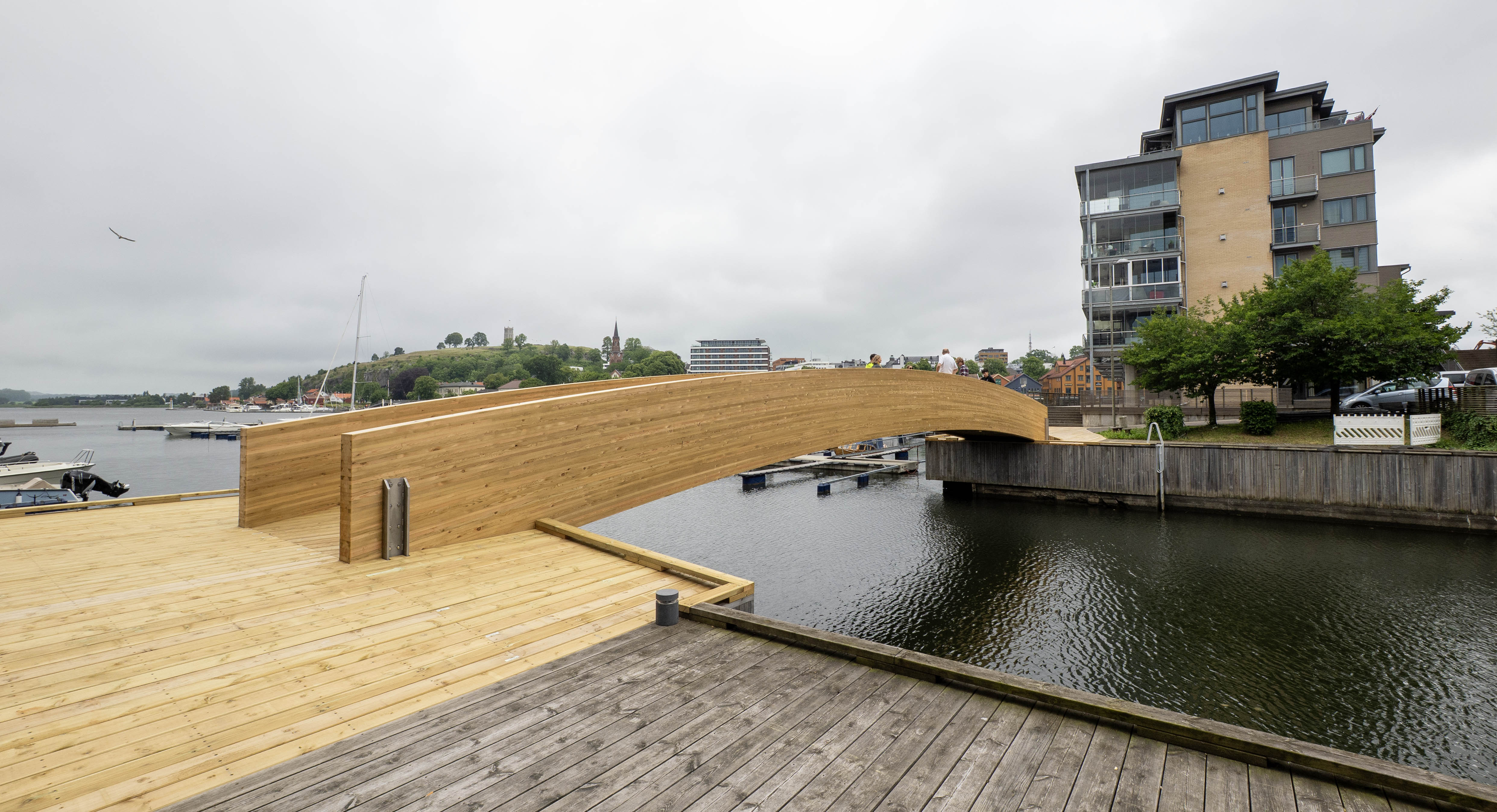 Foto av den nye gangbrua på Kaldnes med Tønsberg sentrum i bakgrunnen